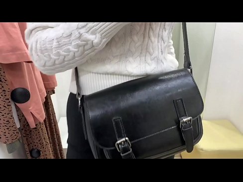 ❤️ Masturbasi umum tina jalang ngora FeralBerry sareng dildo di kamar pas porno homemade di urang ﹏